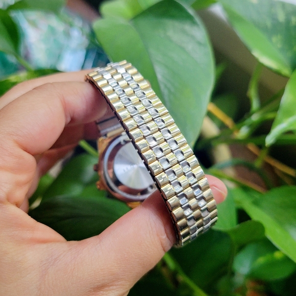 Vintage Royal Tel-Time Quartz Gold & Silver Stretch Watch main image 5